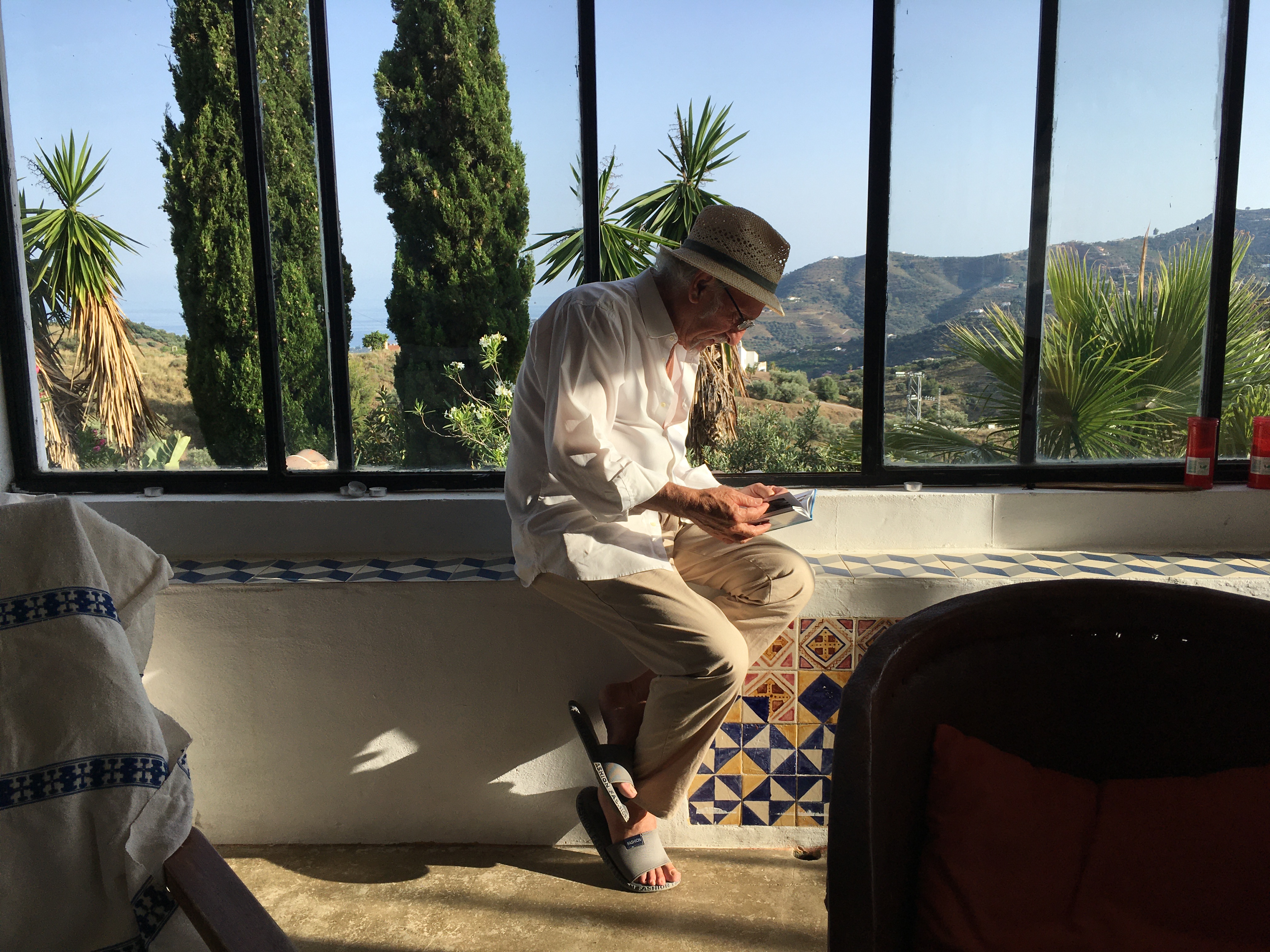 compadre kijkt boekje in